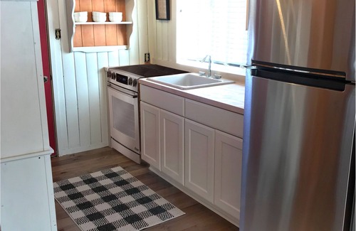 Longville Cottage | Longville Vintage Cabin two blocks from town & lake!
