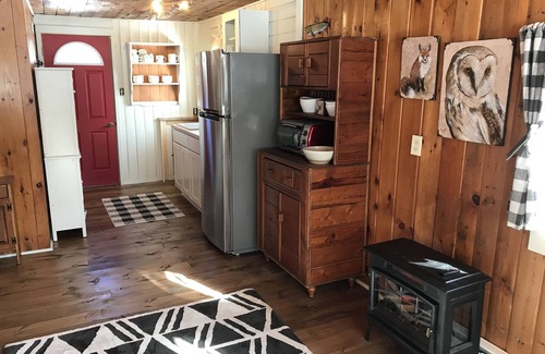Longville Cottage | Longville Vintage Cabin two blocks from town & lake!