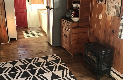 Longville Cottage | Longville Vintage Cabin two blocks from town & lake!