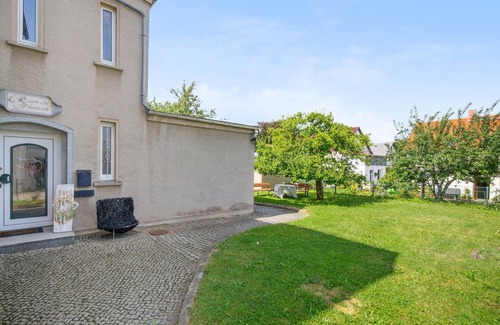 Neugersdorf Apartment | Look forward to a relaxing vacation in this cozy vacation apartment.