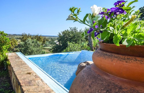 Siniscola House | Look forward to a wonderful holiday in this attractive holiday home with sea view and pool.