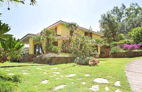 Siniscola House | Look forward to a wonderful holiday in this attractive holiday home with sea view and pool.
