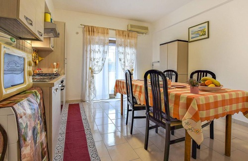Gaggi Apartment | Look forward to this pleasant vacation home in Gaggi.