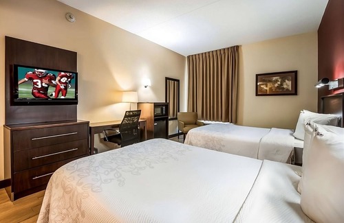 East Garden City House | Look No Further! 2 Great Units, Close to Famous Dave's Bar-B-Que, Pets Allowed!