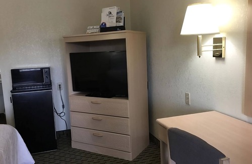 Cabot House | Look No Further! 4 Relaxing Units, Free Parking & Breakfast, Near Library Park
