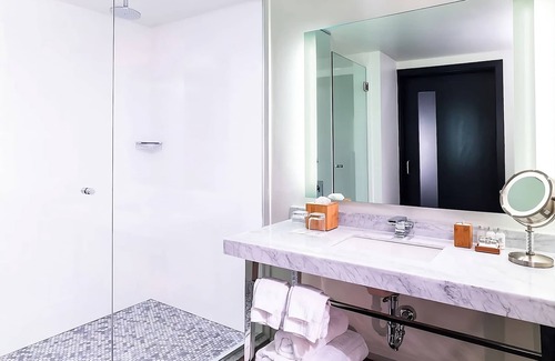 West Plaza Hotel | Look No Further! Pool, Pets Allowed, Close to Nelson-Atkins Museum of Art!