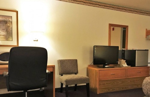 Thorp House | Look No More! Free Parking and Breakfast, Budget-friendly, Near Veterans Park!