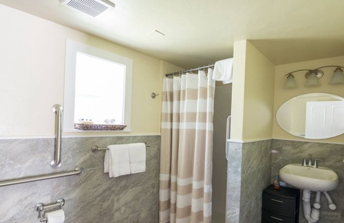 Gardiner House | Look No More! Onsite Parking, Heated Pool, Close to Gardiner Downtown!