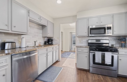Georgetown House | Lookin' and Feelin' Good in Georgetown - Long stays/Pets/Office