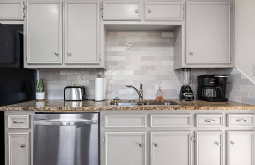 Georgetown House | Lookin' and Feelin' Good in Georgetown - Long stays/Pets/Office