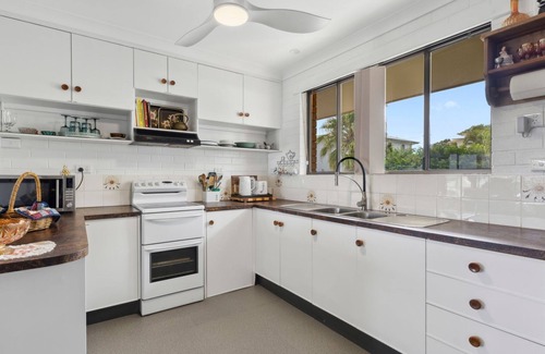 Woolgoolga Apartment | Looking for a romantic beach getaway? Somewhere you can enjoy beautiful beach scenery and each othe