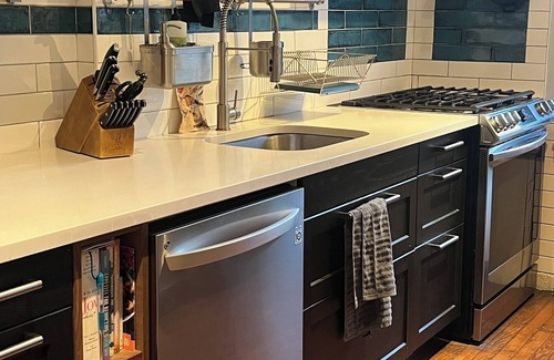 Fort George Apartment | Looking for an August sublet in the city? Check out our fabulous 1 bedroom