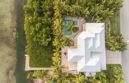 Cutthroat Harbor Estates House | Looking for the ultimate Keys Vacation here it is 4 bedroom 3.5 Bath Pool Home