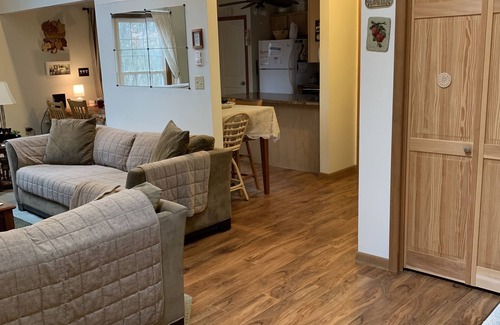 Albrightsville Ski Chalet | Looking forward to Fall? Hike and relax in the Poconos! Stay at this cozy chalet
