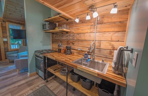 Lookout Valley Neighborhood Association Apartment | Lookout Tiny Cabin | 5 Min to Downtown Chattanooga