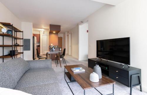 Downtown Chicago Apartment | Loop 1BR w Gym Pool nr Financial District CHI-232