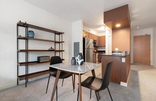 Downtown Chicago Apartment | Loop 1BR w Gym Pool nr Financial District CHI-232