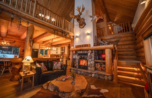Okanagan-Similkameen House | Loor-U-Inn. Luxury Log Home/7 Beds & Hottub Apex Mountain