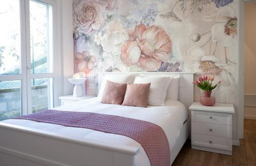Albate Apartment | Lora rose suite ,free parking, self check in,2