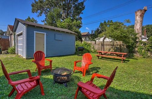 Lorain House | Lorain Lake Cottage Less Than 1 Mi to Lake Erie Fun!