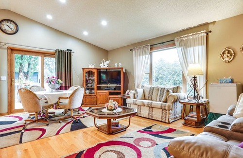 Loretto House | Loretto Getaway w/ Stunning Deck + Gas Grill!