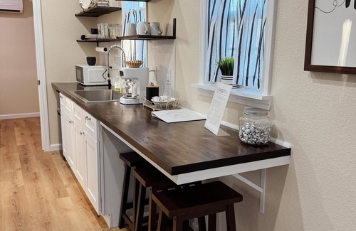 Dublin Cottage | Lori - Fully Furnished 4 Person Cottage for short or mid-term stays