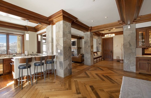 Mountain Village House | Lorian 4 Luxurious Ski-In Ski-Out Resort Condo - 4Bd, 3.5 Ba - Sleeps 12