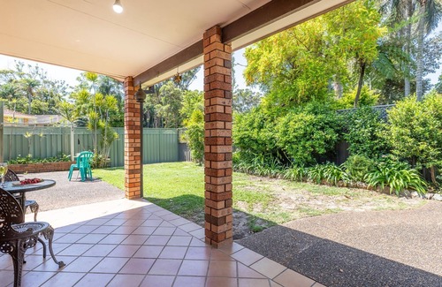 Shoal Bay Apartment | Lorikeet Retreat, 2/117 Tomaree Rd - Pet Friendly, Air Conditioned Holiday House