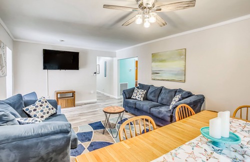 Loris House | Loris Vacation Home w/ Yard & Grill Near Golfing