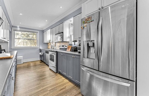 Clarkson House | Lorne Park Home, 20 Mins From Toronto