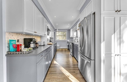 Clarkson House | Lorne Park Home, 20 Mins From Toronto