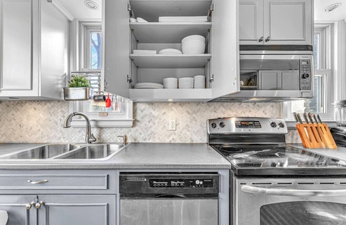 Clarkson House | Lorne Park Home, 20 Mins From Toronto