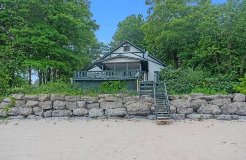 Port Colborne House | Lorraine Bay Private Waterfront Escapes Main House and Cottage Rentals