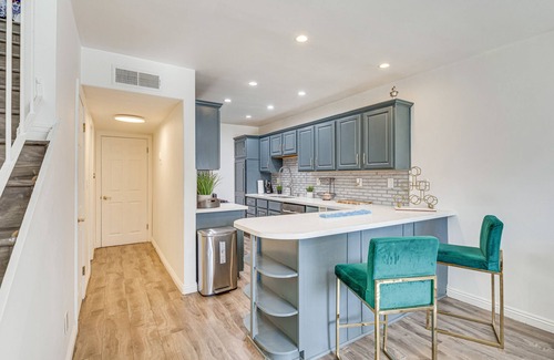 Valley Glen House | Los Angeles Townhome: Off-Street Parking & Balcony