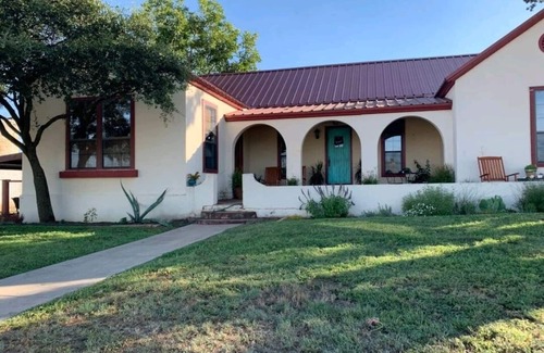 Mason House | Los Sueños -Stylish Spanish Stucco Home located in the "Gem of the Hill Country"