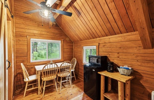 Grantsdale Cabin | Lost Horse Lodge - Double Queen Cabin #21