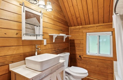 Grantsdale Cabin | Lost Horse Lodge - Double Queen Cabin #21