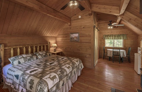 Grantsdale House | Lost horse Resort Cabin 9