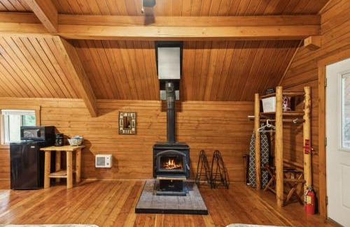 Grantsdale House | Lost Horse Resort Double Queen Cabin 15