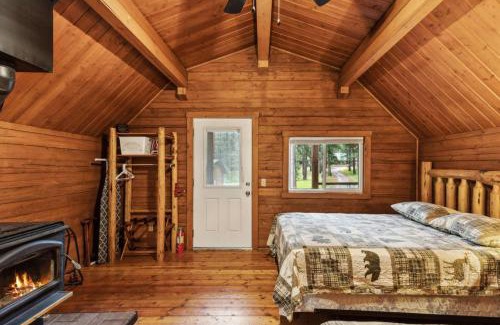Grantsdale House | Lost Horse Resort Double Queen Cabin 15