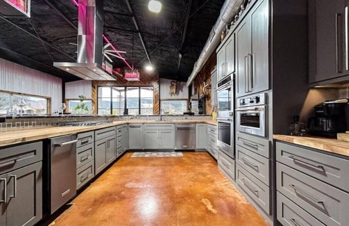 Vanderpool House | Lost Maples Estates - Barndo