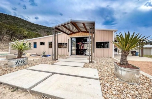 Vanderpool House | Lost Maples Estates - Barndo