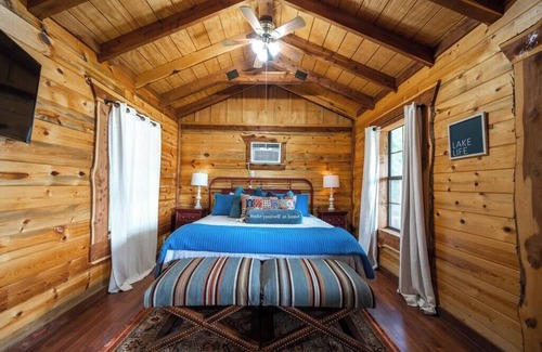 Lone Star House | Lost Pines Lake House * WITH HOT TUB*