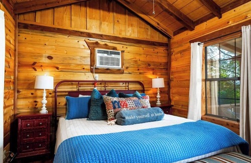 Lone Star House | Lost Pines Lake House * WITH HOT TUB*