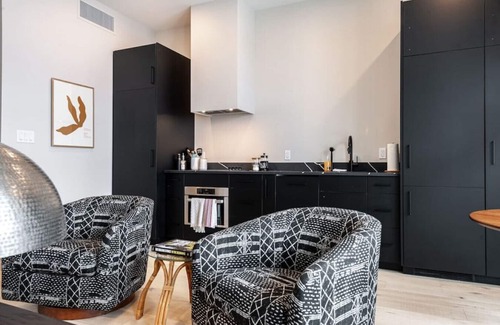 Stratford Apartment | Lot 44: Wood Forbes Unit 3 (King)