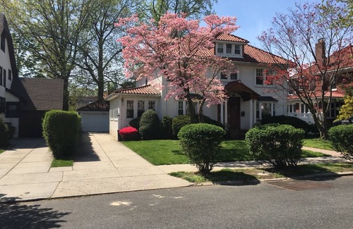 Murray Hill House | Lots of lights private room walking to LIRR & shops & Quiet neighborhoodsn
