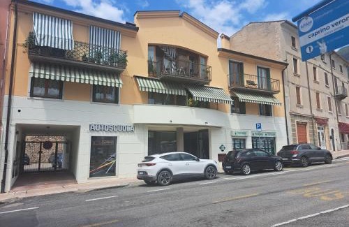 Caprino Veronese Apartment | Lotus, appartamento con soppalco a Caprino Veronese