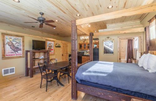 Ouray House | Lotus Mountain Suites West Suite
