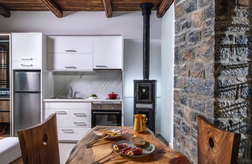 Vizari Apartment | Lotzetta Elena Suite with Hot Tub by Estia