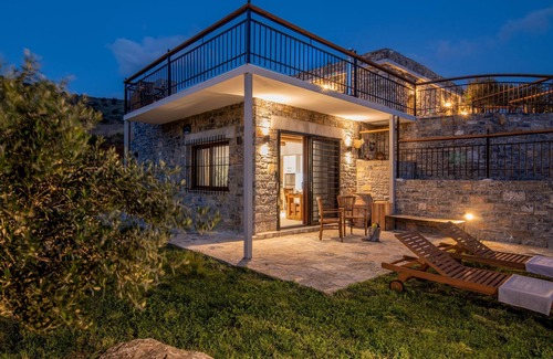 Vizari Apartment | Lotzetta Elena Suite with Hot Tub by Estia